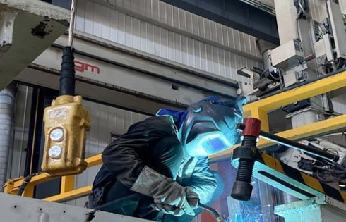 高溫下的奮斗者丨焊接工人：直面高溫“三加成”的工業(yè)巧手匠